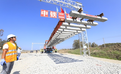 最东端快速铁路改造工程佳鹤铁路开始铺轨